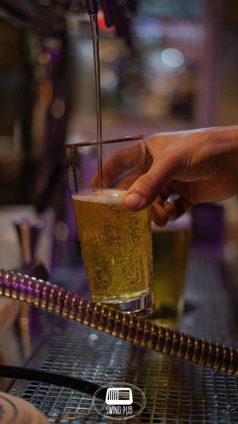 Birra chiara appena spillata al bancone dello Swing Pub